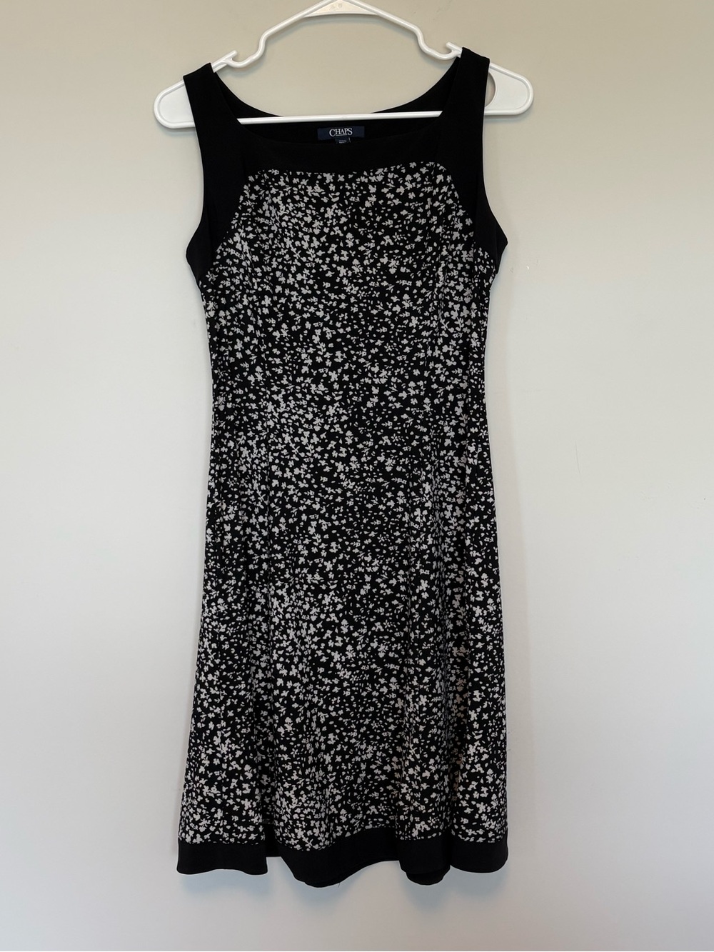 Chaps Black White Floral Sleeveless Dress Size Medium Knee Length Workwear